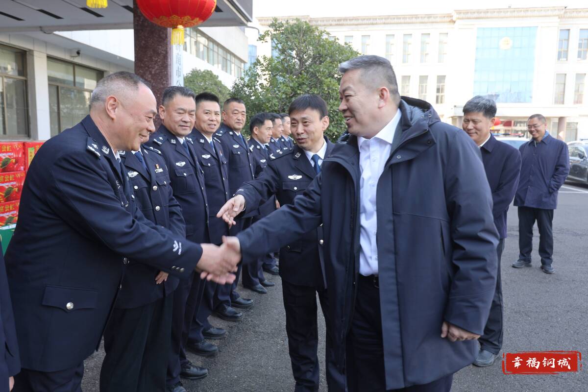 区领导走访慰问节日期间坚守一线的工作人员