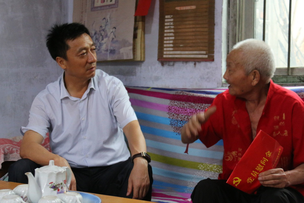 曹殿军走访慰问老党员,生活困难党员